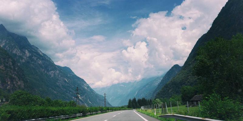 从庭院设计到城市生态：中山市滨水景观廊道如何借鉴新华夏园理念提升生物多样性